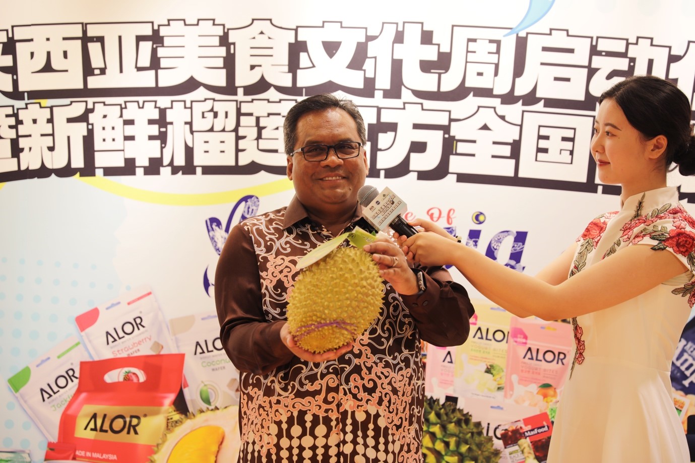 Duta Besar Malaysia ke China, Datuk Norman Muhamad memegang durian segar dari Malaysia pada program pelancaran Taste of Malaysia 2024, di Beijing, China, pada 26 Ogos 2024. (People’s Daily Online/Wang Jing)