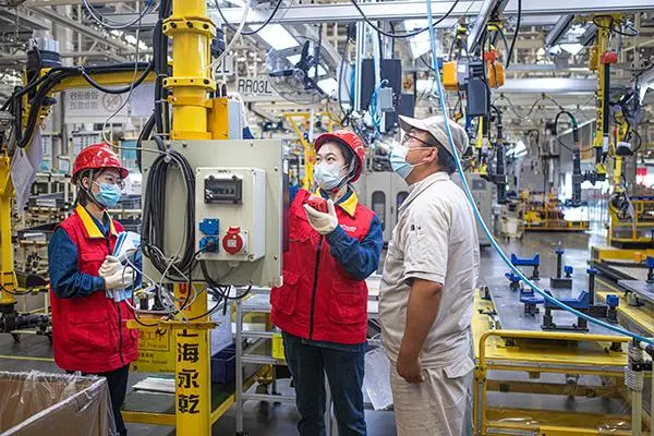 Pasukan perkhidmatan anggota Parti Komunis China (PKC) dari Syarikat Bekalan Kuasa Grid Negara, memeriksa peralatan elektrik disebuah syarikat di Urumqi, Wilayah Autonomi Uygur Xinjiang, barat laut China. (Foto China Daily)