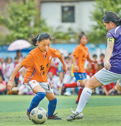 Salah seorang pemain pasukan bola sepak perempuan sedang mempamerkan skil di Sekolah Rendah Bandar Sanhe dalam satu perlawanan. (Foto ikhsan pihak sekolah)