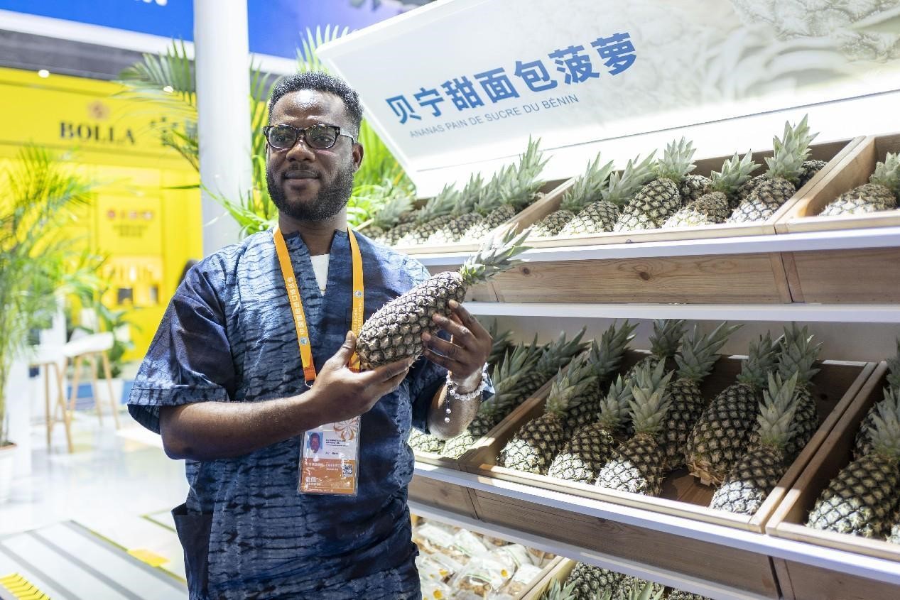 Nanas dari Benin dipamerkan semasa Ekspo Import Antarabangsa China (CIIE) keenam, menandakan nanas segar pertama dari Benin memasuki China menerusi ekspo utama tersebut pada 5 November 2023. (People’s Daily Online/Wang Chu)