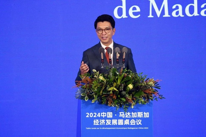 Presiden Madagaskar, Andry Rajoelina menyampaikan ucaptama pada Sidang Meja Bulat Pembangunan Ekonomi China-Madagascar 2024. (People’s Daily Online/Weng Qiyu)