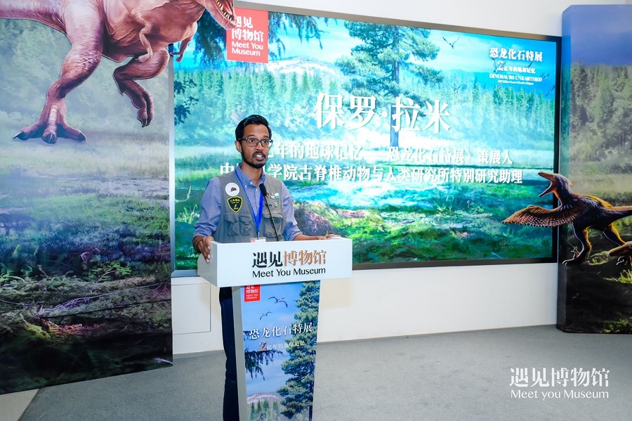 Paul Rummy, Penyelidik Bersekutu Institut Paleontologi Vertebrat dan Paleoantropologi Akademi Sains China memberikan taklimat kepada pengunjung. (Foto Meet You Museum kepada People’s Daily Online)