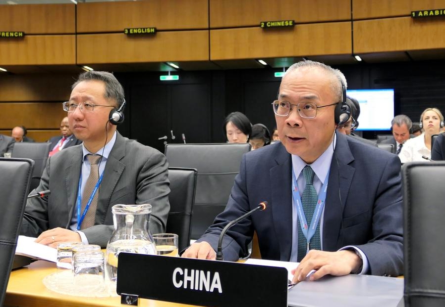 Li Song (kanan), wakil tetap China ke Agensi Tenaga Atom Antarabangsa (IAEA) berucap seamsa mesyuarat khas Lembaga Pengelola IAEA di Vienna, Austria pada 11 April 2024. (Wakil Tetap China ke UN dan Organisasi Antarabangsa lain di Vienna/Edara melalui Xinhua)