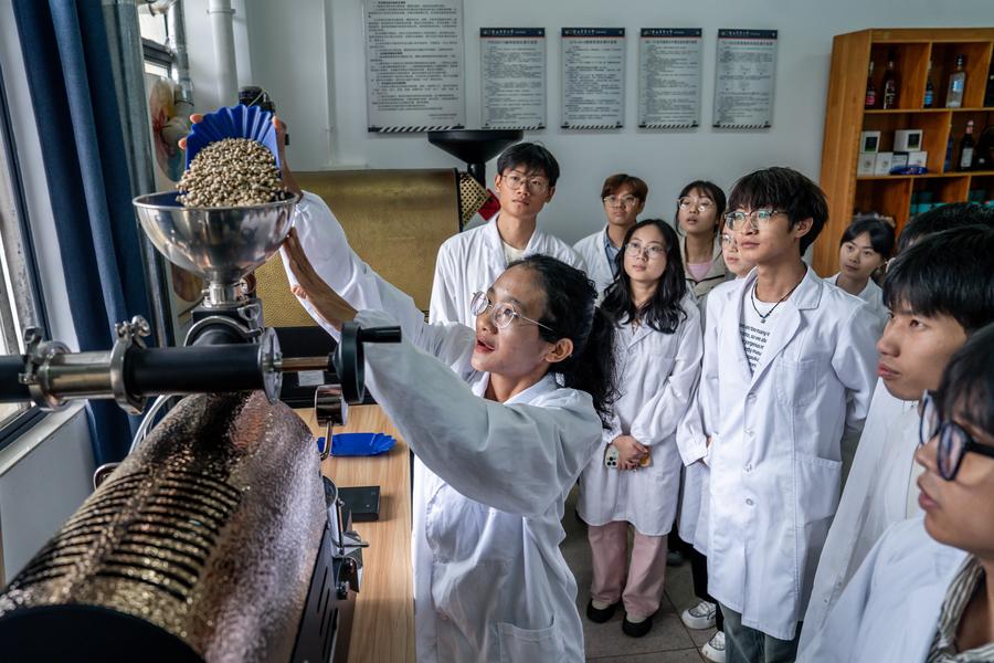 Pensyarah sedang memberi kuliah bertemakan kopi di Kolej Tumbuh-tumbuhan Tropika Universiti Pertanian Yunnan (YAU) di Bandar Pu’er, Provinsi Yunnan pada 10 September 2024. (Xinhua/Hu Chao)