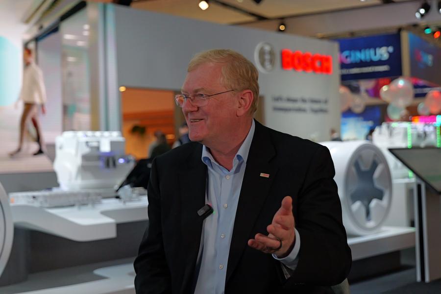 Pengerusi Robert Bosch GmbH, Stefan Hartung ketika diwawancara semasa Pameran Perdagangan Automotif Antarabangsa (IAA) Pengangkutan 2024 di Hannover, Jerman pada 16 September 2024. (Xinhua/Jia Jinming)