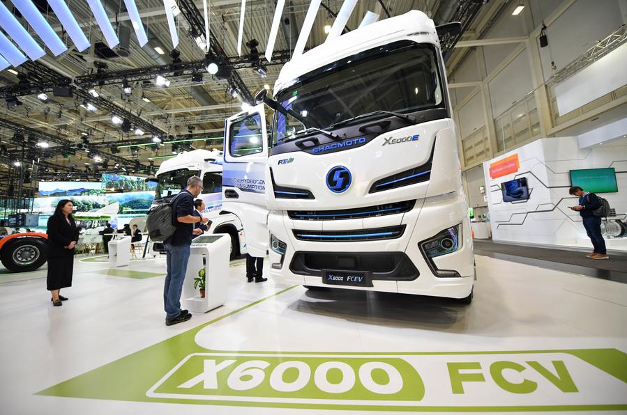 Pelawat mendekati traktor sel bahan api hidrogen di reruai Syarikat Kumpulan Shaanxi Autombile Holding (SHACMAN) semasa pratonton media semasa Pameran Perdagangan Automotif Antarabangsa (IAA) Pengangkutan 2024 di Hannover, Jerman pada 16 September 2024. (Xinhua/Ren Pengfei)