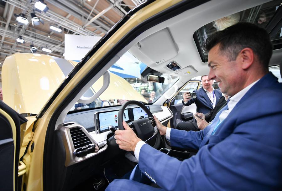 Seorang pelawat sedang mencuba trak pikap elektrik di reruai pembuat kereta China, SAIC Maxus semasa pratonton media Pameran Perdagangan Automotif Antarabangsa (IAA) Pengangkutan 2024 di Hannover, Jerman pada 16 September 2024. (Xinhua/Ren Pengfei)