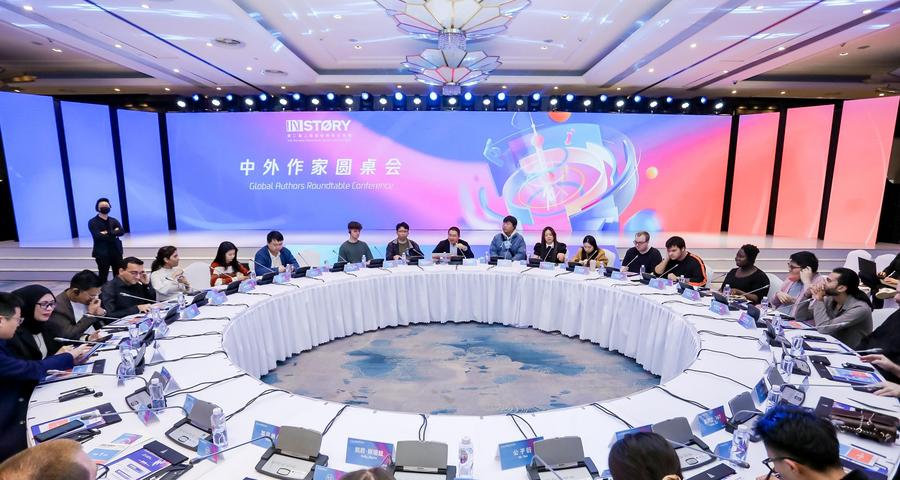 Para penulis menghadiri Persidangan Meja Bulat Penulis Global semasa Minggu Kesusasteraan Antarabangsa Shanghai kedua di Shanghai, timur China pada 6 Disember 2023. (Foto oleh China Literature Limited melalui Xinhua)