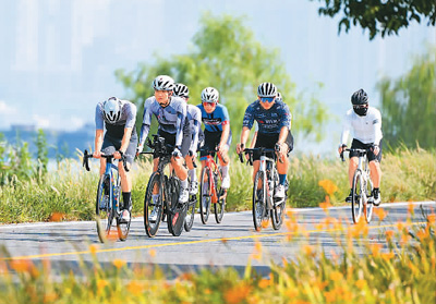 Peminat sukan mengayuh basikal di sebatang jalan di bandar Nanjing, Provinsi Jiangsu. (Foto Fang Dongxu)