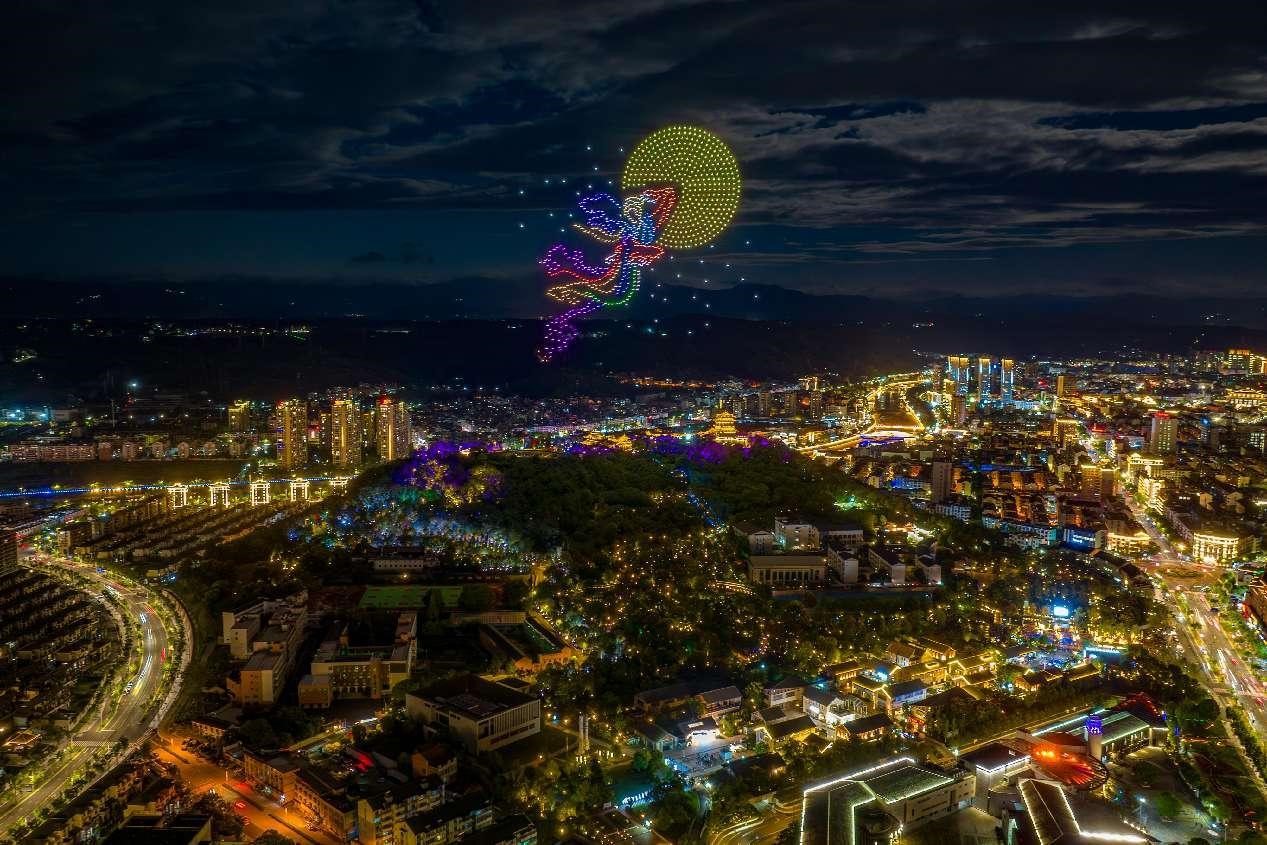 Persembahan dron dipentaskan di sebuah taman di Shaoxing, provinsi Zhejiang, di timur China untuk meraikan Pesta Kuih Bulan, 17 Sept. 2024. (People