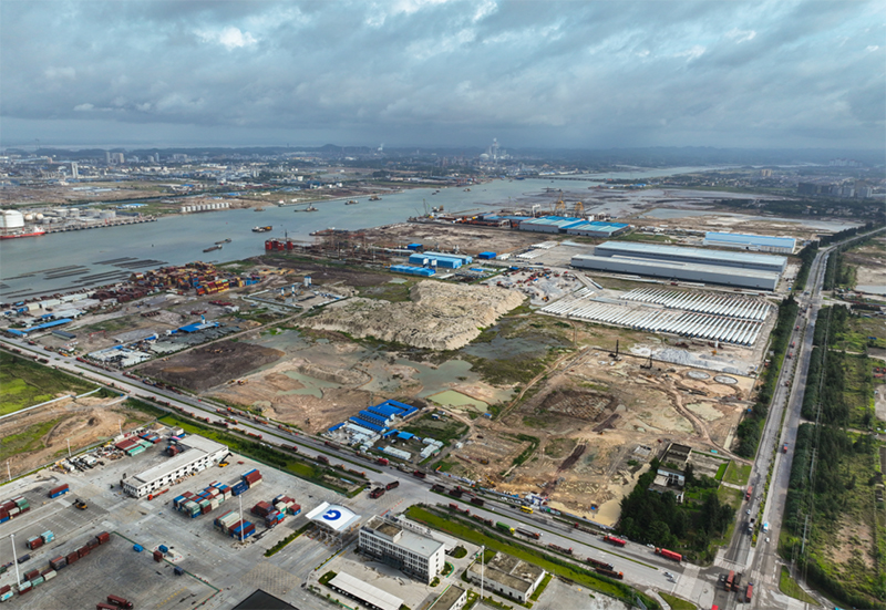 Foto memaparkan tapak pembinaan sebuah projek oleh syarikat teknologi makanan, minyak dan bijirin di Taman Perindustrian Qinzhou China-Malaysia di kawasan pelabuhan Qinzhou. (Foto Liang Zhanghui).