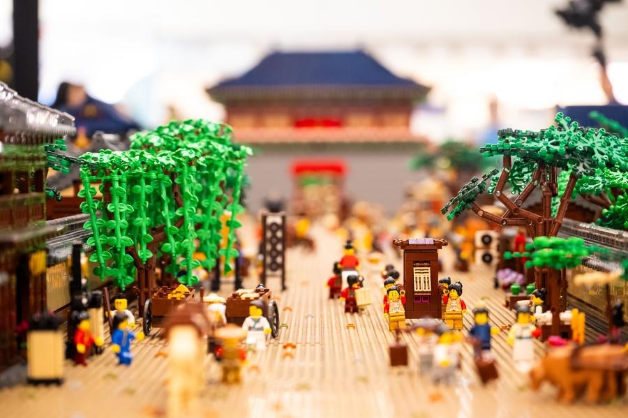 Pameran Lego Terbesar Dunia Hidupkan Lukisan Purba