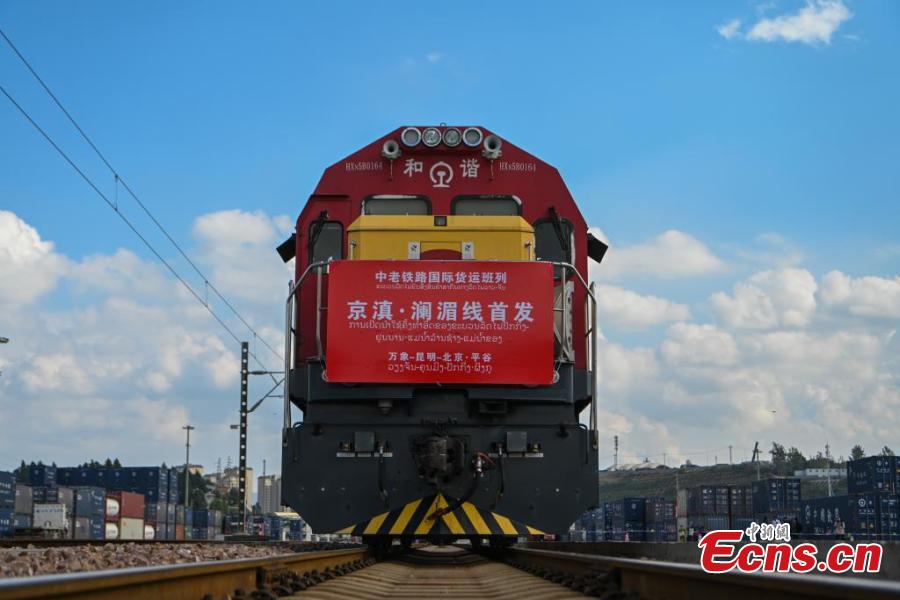 Kereta api pengangkut barang antarabangsa pertama, bermuatan pisang import dari Laos, bertolak dari Stesen Kereta Api Barat Wangjiaying di Kunming, provinsi Yunnan, barat daya China, 14 Oktober 2024. (China News Service/Li Jiaxian)