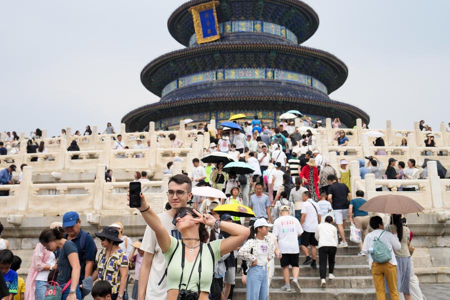 Pelancong asing bergambar di hadapan Qiniandian di Taman Tiantan (Temple of Heaven) di Beijing, ibu negara China, 9 Julai 2024. (Xinhua/Ju Huanzong)