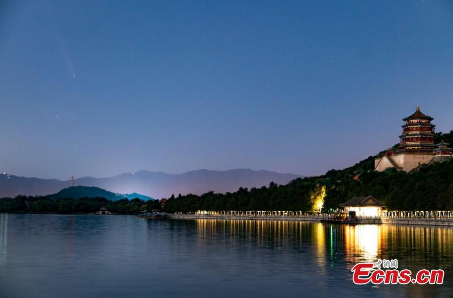 Komet Tsuchinshan-ATLAS membelah langit malam di Summer Palace, Beijing, 15 Oktober 2024. (Foto: China News Service/Zhang Wei)