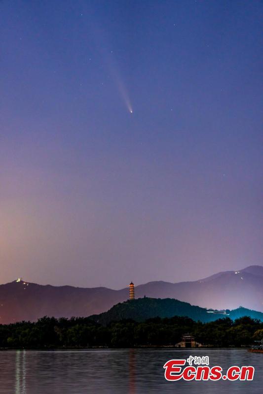 Komet Membelah Langit Malam di Summer Palace