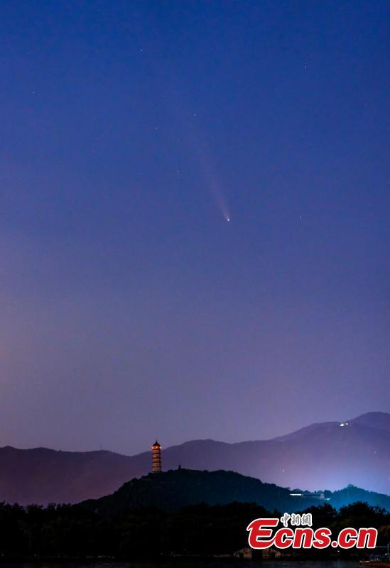 Komet Membelah Langit Malam di Summer Palace