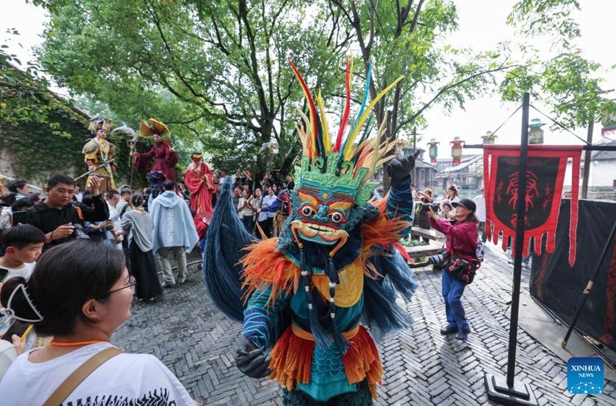 Foto bertarikh 17 Oktober 2024 ini memaparkan satu perarakan pada Festival Teater Wuzhen ke-11 di Wuzhen, bandar Tongxiang, provinsi Zhejiang, timur China. (Xinhua/Xu Yu)