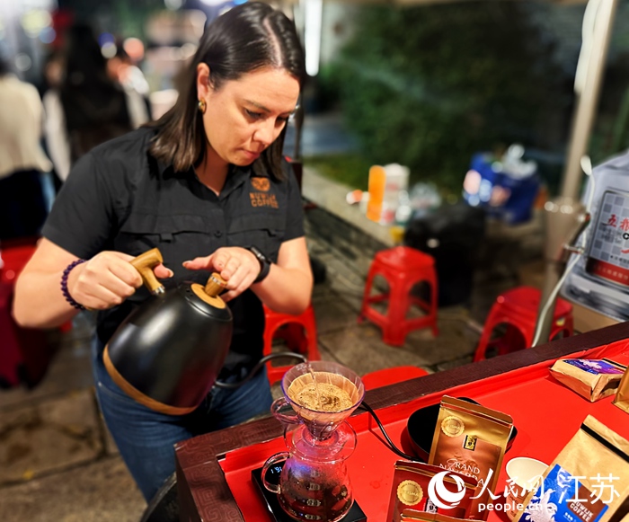 Diana membancuh kopi. (People’s Daily Online/Zhou Mengjiao)