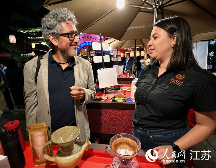 Wartawan Costa Rica mencicipi kopi dari kampung halamannya. (People’s Daily Online/Zhou Mengjiao)