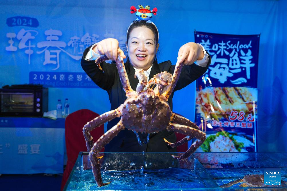 Seorang penjual mempamerkan ketam raja di Hunchun, Provinsi Jilin, timur laut China, pada 19 September 2024. (Foto/Xinhua)