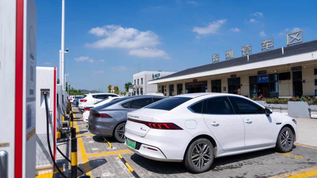 Foto menunjukkan stesen demonstrasi pengecasan super di kawasan perkhidmatan lebuh raya di Shenzhen, provinsi Guangdong, selatan China. (Foto ihsan biro bekalan kuasa Shenzhen, China Southern Power Grid)